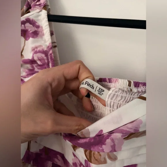 Abercrombie & Fitch Emerson Poplin Puff Sleeve Midi Dress in a floral print - Picture 6 of 12